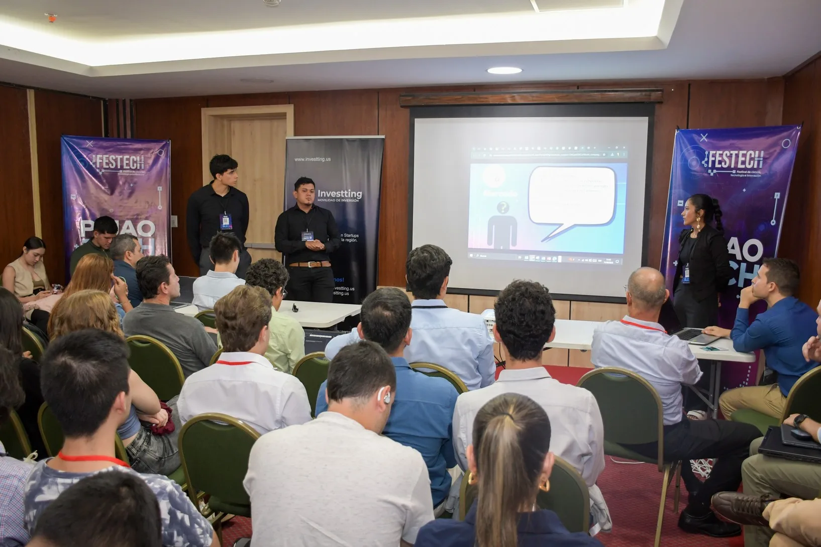 Un equipo presentando su startup ante el jurado