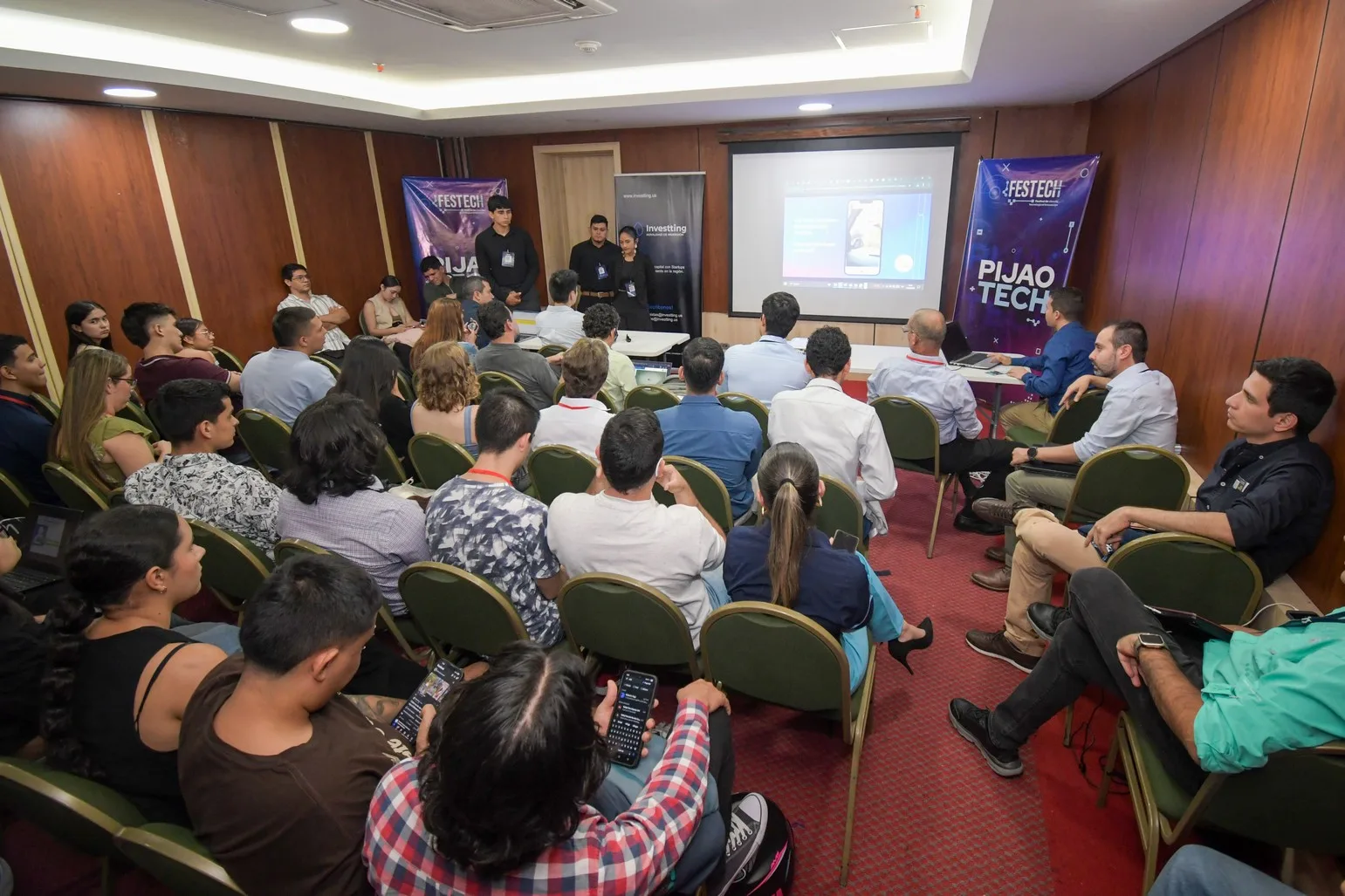 Sala llena durante los pitches de PIJAOTECH 2025