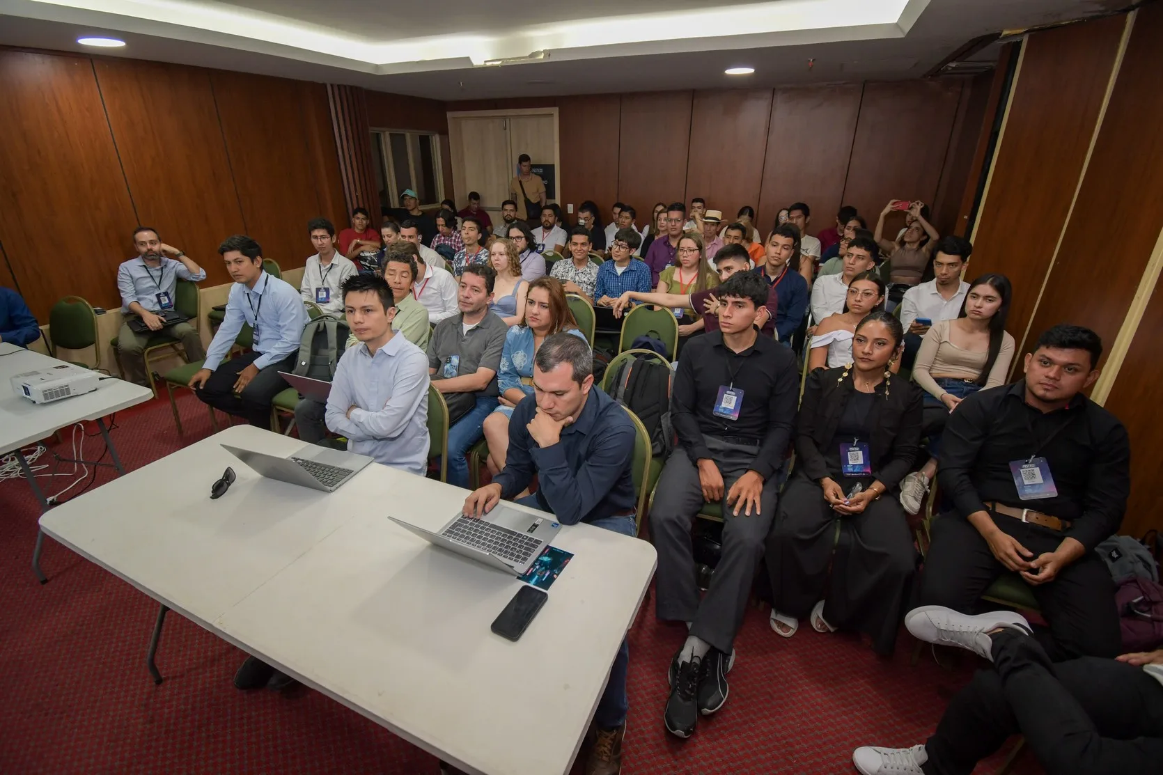 El público y los jurados siguiendo las presentaciones
